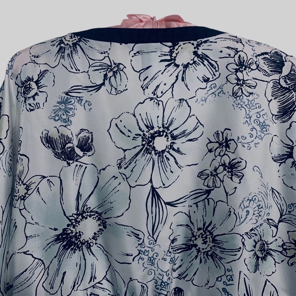 SOMA SILK KIMONO ROBE BLACK AND WHITE FLORAL KIMONO ROBE COVERUP - Picture 8 of 11
